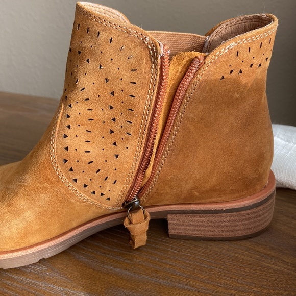 Sofft Manmade Leather Booties NWOT - Picture 3 of 8